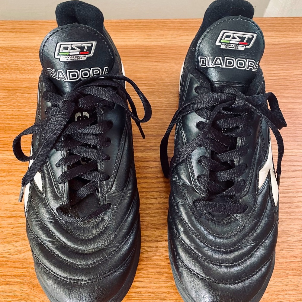 MOVING SALE! 🏷 Diadora Women’s Soccer Cleats - sz 9.5/10 EUC